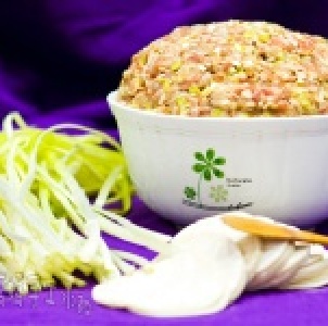 新莊林媽媽招牌(韭黃)水餃 每包淨重800公克以上 特價：$100