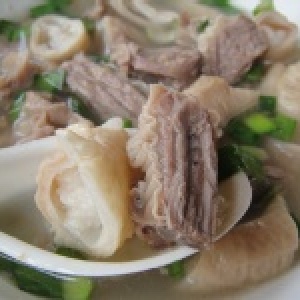 明誠炒米粉~腸肉湯(腸+腰內肉)