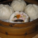 包子叔叔~香菇蛋黃鮮肉包 ((總店的人氣美食))~吸飽了蔬菜高湯的新鮮後腿豬肉餡加上充滿醬香的整朵香菇與迷人的黃金鹹蛋~