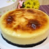 經典乳酪蛋糕 夢幻級美味~重乳酪的濃郁綿密，遇上巧克力的豐厚層次，沒有餅乾底的高糖高油。喜愛乳酪的＂捧油＂別錯過！ 特價：$300