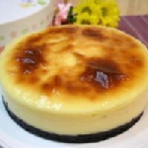 經典乳酪蛋糕 夢幻級美味~重乳酪的濃郁綿密，遇上巧克力的豐厚層次，沒有餅乾底的高糖高油。喜愛乳酪的＂捧油＂別錯過！ 特價：$300
