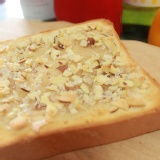 厚片土司 - 楓糖杏仁脆片 特價：$15